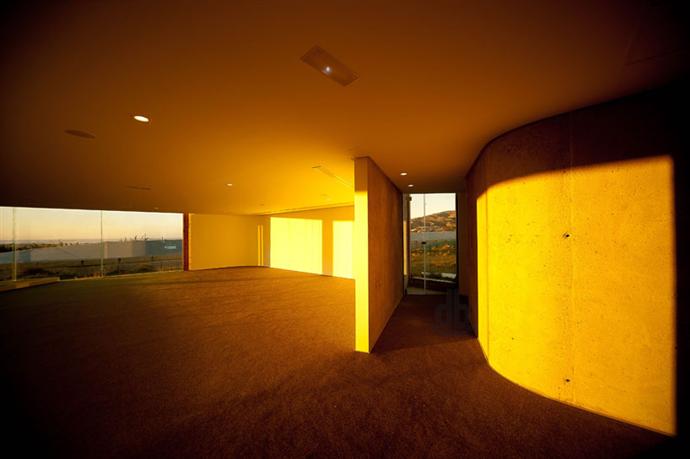 Многофункциональный павильон в испанской степи (фото 14)