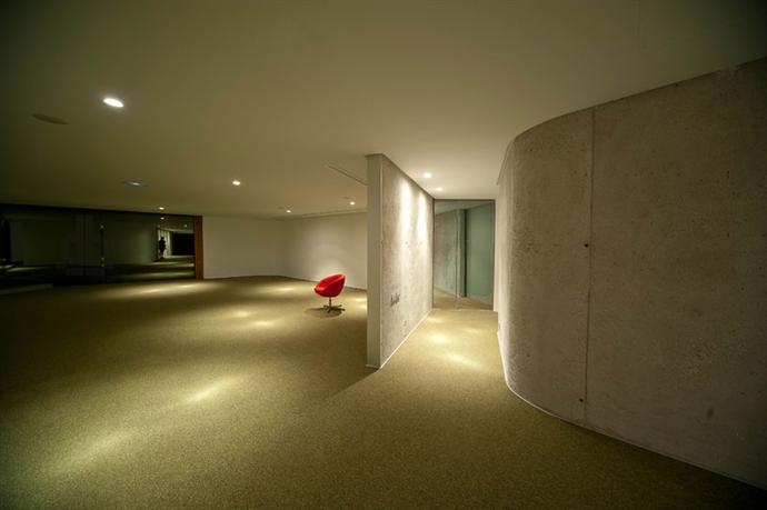 Многофункциональный павильон в испанской степи (фото 16)