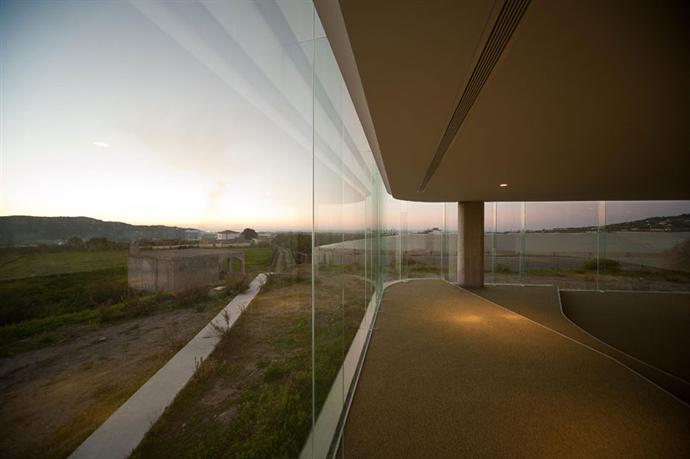 Многофункциональный павильон в испанской степи (фото 17)