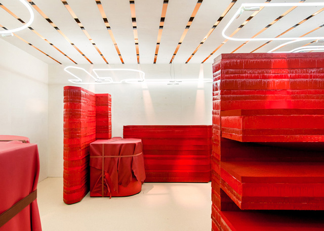 Studio Toogood создали провокационную инсталляцию в бутике Hermès (фото 1)