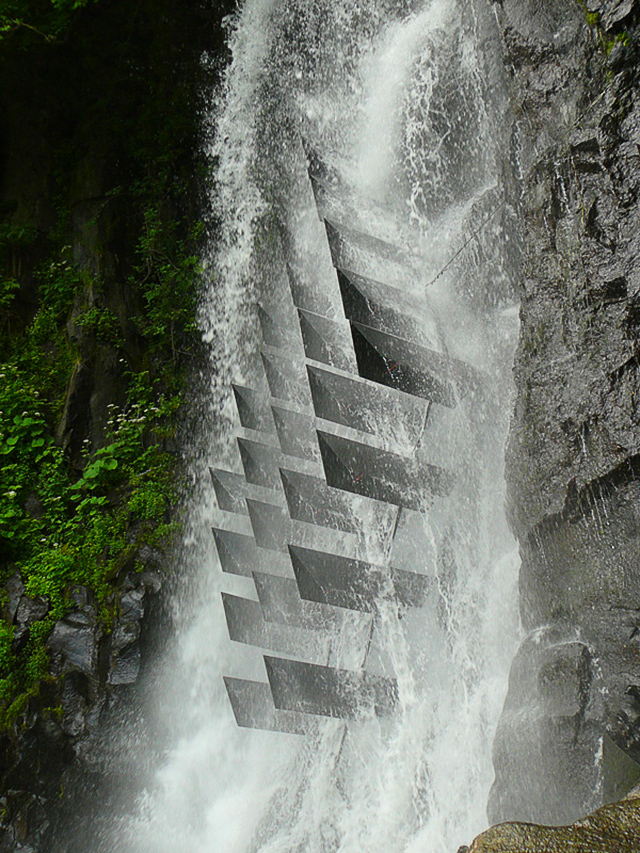 Инсталляция Les Cascadeurs на водопаде во французском Оверне (фото 2)