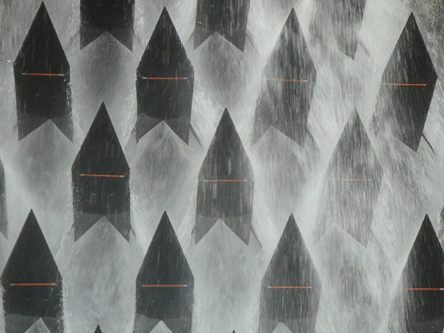 Инсталляция Les Cascadeurs на водопаде во французском Оверне (фото 3)