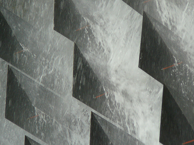 Инсталляция Les Cascadeurs на водопаде во французском Оверне (фото 4)