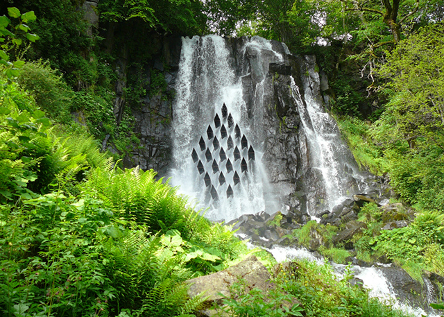 Инсталляция Les Cascadeurs на водопаде во французском Оверне (фото 1)