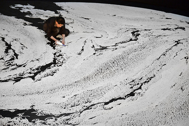 Мотои Ямамото "сплел" кружевные узоры из соли (фото 1)