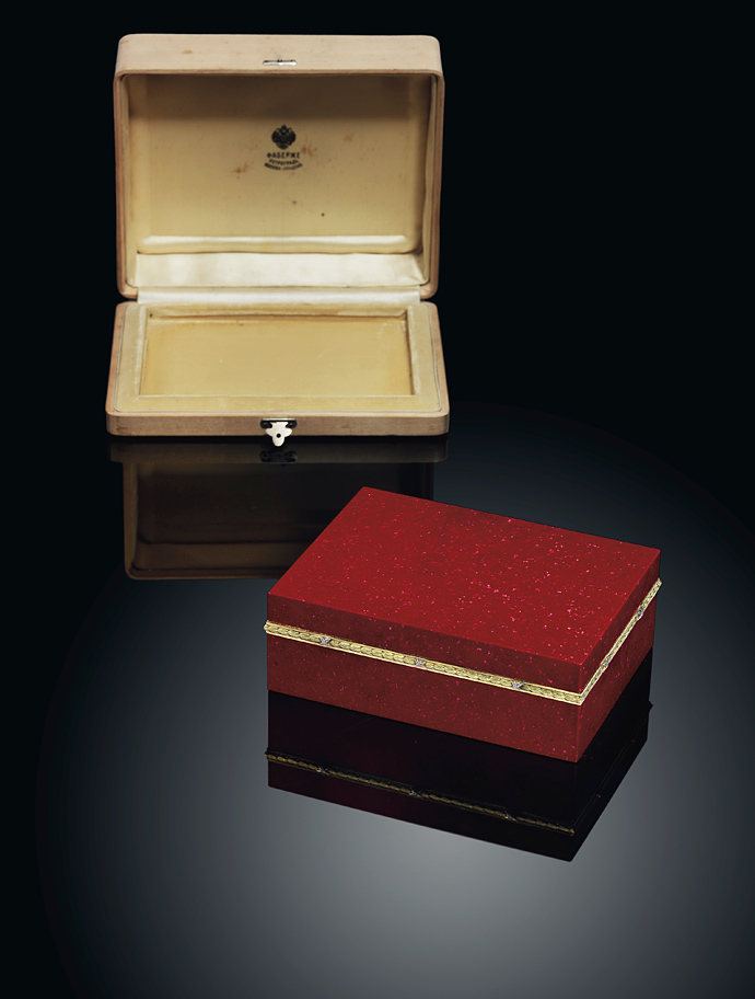 Большая шкатулка из пурпурина, украшенная драгоценными камнями в обрамлении двухцветного золота. Фирма Фаберже, с печатью мастера Хенрика Вигстрема, Санкт-Петербург, около 1913 года. Ширина 13,4 см £100 -150 тысяч Большая шкатулка из пурпурина, украшенная драгоценными камнями в обрамлении двухцветного золота. Фирма Фаберже, с печатью мастера Хенрика Вигстрема, Санкт-Петербург, около 1913 года. Ширина 13,4 см £100 -150 тысяч