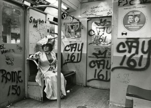 Эдитта Шерман в вагоне нью-йоркского метро, около 1968-1976
