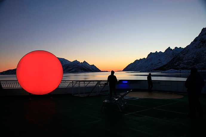 Путешествие солнца: светодиодная инсталляция Sun (фото 1)