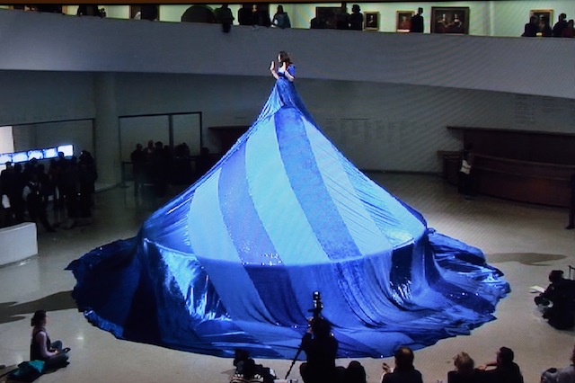 Марина Абрамович. "Семь легких пьес", 2005. На семи экранах