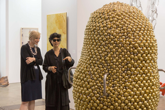 Стенд галереи Galeria Chantal Crousel Обзор второй ярмарки Art Basel HK в Гонконге (фото 18)