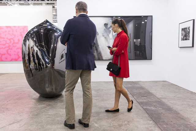 Стенд галереи Galerie Thaddaeus Ropac Обзор второй ярмарки Art Basel HK в Гонконге (фото 15)
