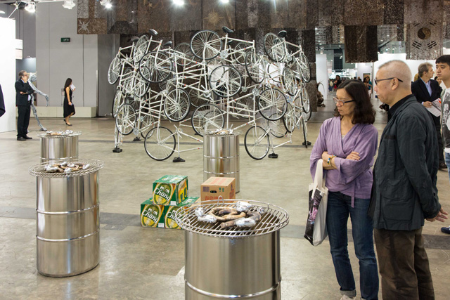 Стенд галереи neugerriemschneider Обзор второй ярмарки Art Basel HK в Гонконге (фото 12)