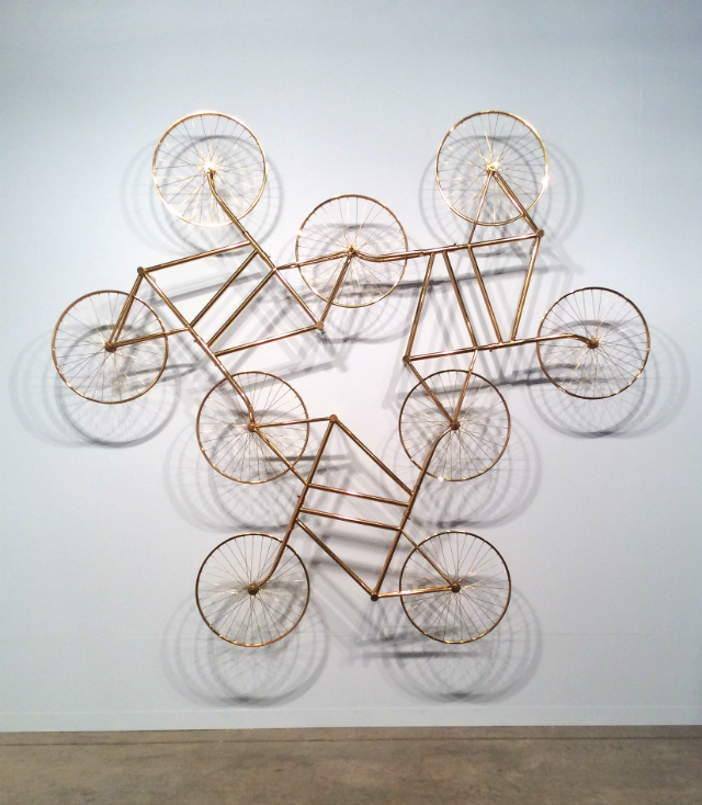 Ай Вэйвэй. Forever (Stainless Steel Bicycles in Gilding) 3 Pairs, 2013. Стенд Galerie Urs Meile Ай Вэйвэй. Forever (Stainless Steel Bicycles in Gilding) 3 Pairs, 2013. Стенд Galerie Urs Meile