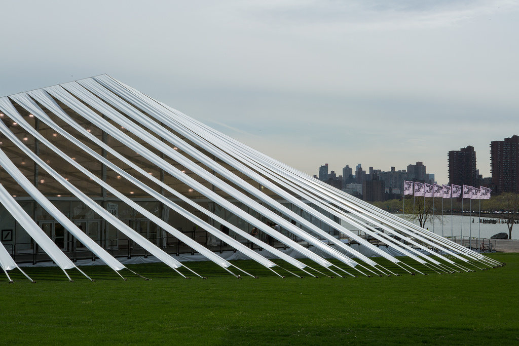 Обзор Buro24/7: Третья ярмарка современного искусства Frieze NY (фото 17)