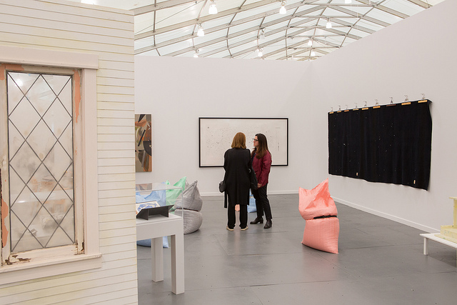 Обзор Buro24/7: Третья ярмарка современного искусства Frieze NY (фото 1)