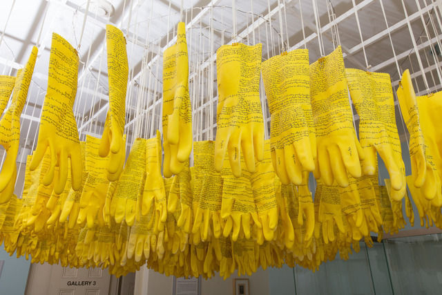 Джессика Дин Рознер. The Ulysses Glove Project, 2012. Скульптура из 310 резиновых перчаток на ярмарке Cutlog 2014 Арт-гид по неделе Frieze в Нью-Йорке (фото 7)