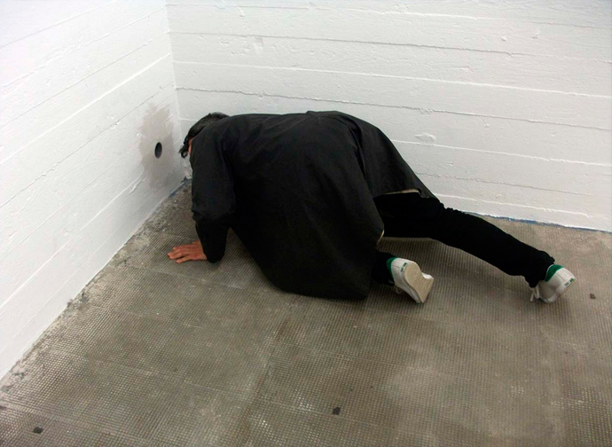 "Патрик Ли смотрит на инсталляцию в "Бункере"