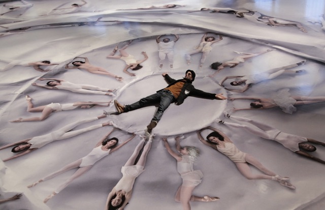 Уличный художник JR создал фотополотно для New York City Ballet (фото 3)