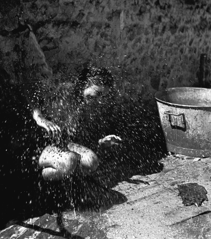 Пьер Жаме. Прохлада. Дина под краном с водой. Молодежная коммуна в Вильнев-сюр-Оверс (Франция), 1937