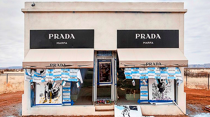 Инсталляция Prada Marfa снова подверглась атаке (фото 1)