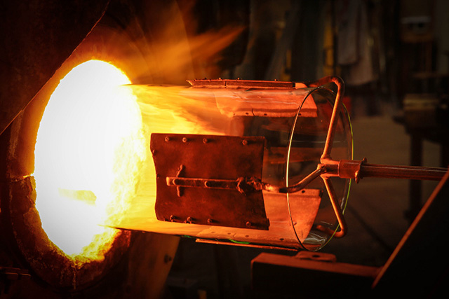 Для инсталляции в V&A выдуют "вручную" сотни стеклянных цилиндров (фото 2)