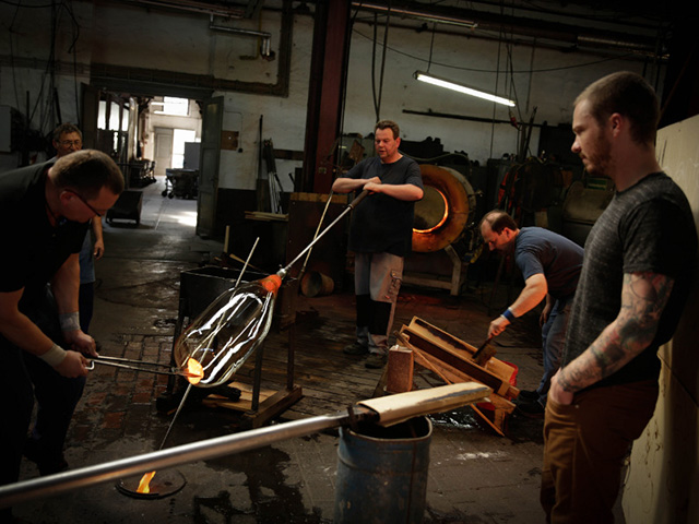 Для инсталляции в V&A выдуют "вручную" сотни стеклянных цилиндров (фото 1)