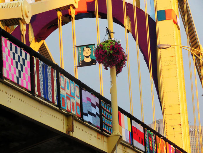 Мост Энди Уорхола покрыли цветными одеялами (фото 2)