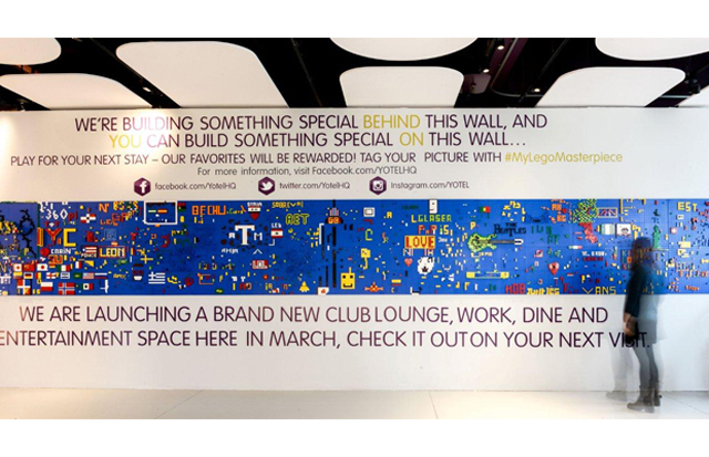 Интерактивная стена Lego в гостинице Yotel (фото 1)