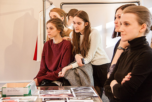 Buro 24/7 на примерке у A La Russe, осень-зима 2014 (фото 12)