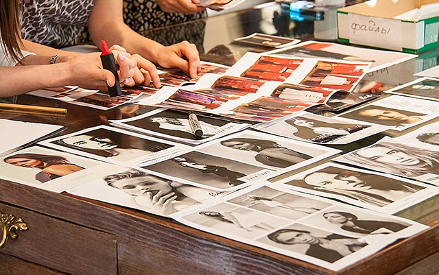 Buro 24/7 на примерке у A La Russe, осень-зима 2014 (фото 14)