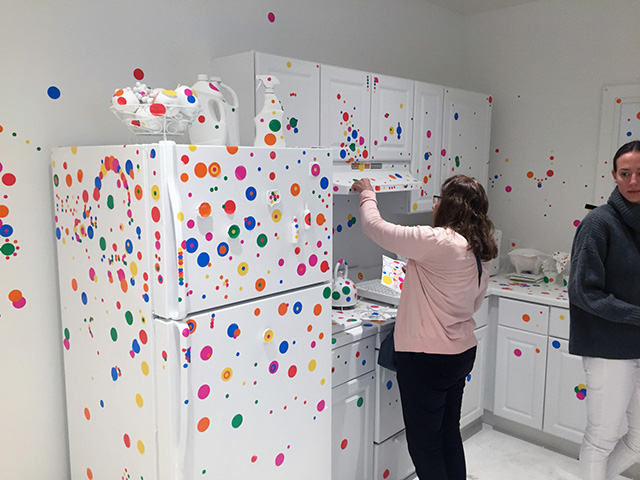 До и после: история одной комнаты на выставке Яеи Кусамы (фото 1)