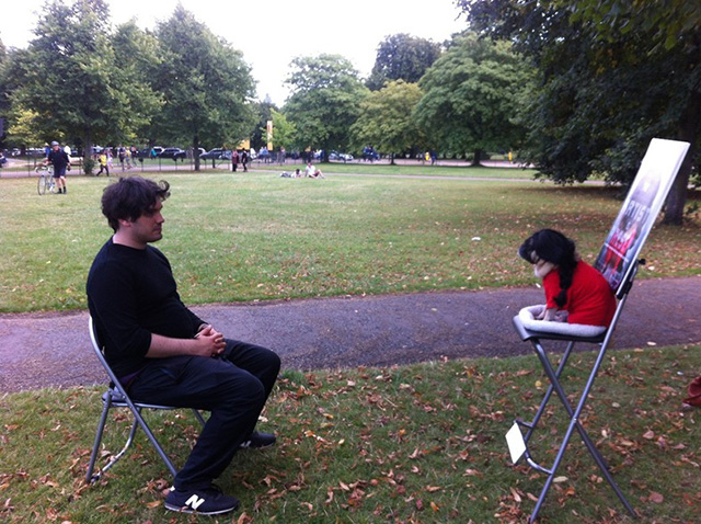 Мопс в парике повторил знаменитый перформанс Марины Абрамович (фото 1)