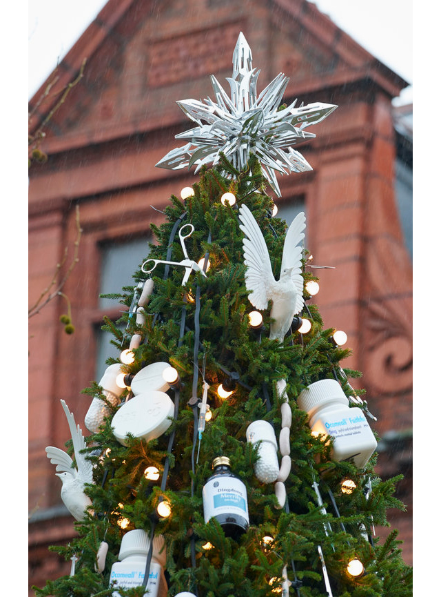 Рождество вокруг нас: Дэмиен Херст украсил елку (фото 2)