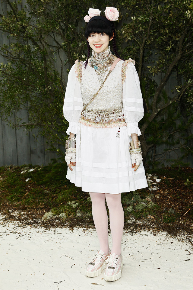 Grimes на показе Chanel