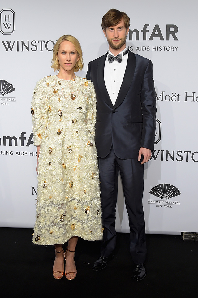 Индре и Джастин Рокфеллер Гала-ужин amfAR-2015 в Нью-Йорке (фото 11)