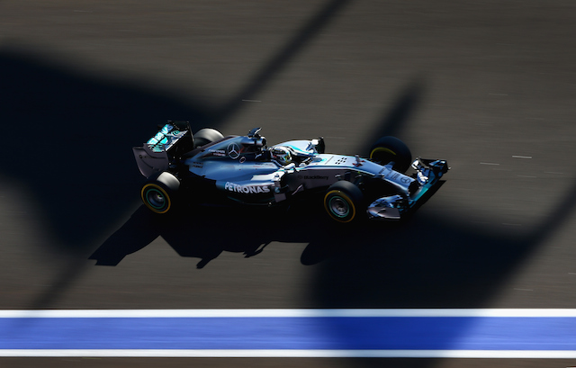 Болид Льюиса Хэмилтона В Сочи прошел первый российский этап "Формулы-1" (фото 1)