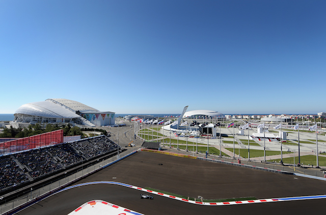 В Сочи прошел первый российский этап "Формулы-1" (фото 7)