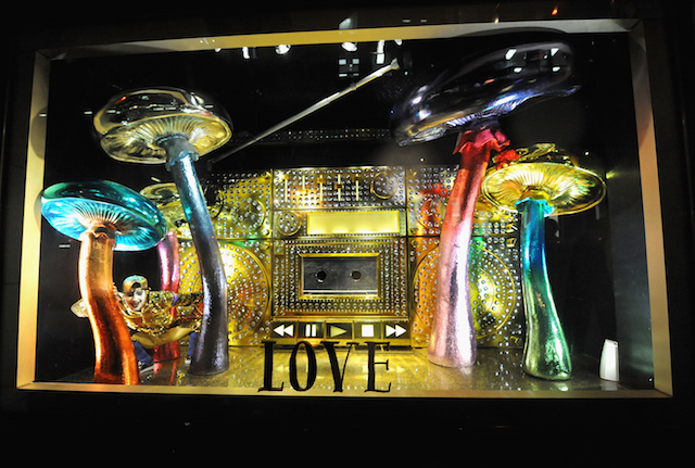 Баз Лурман открыл рождественские витрины Barneys в Нью-Йорке (фото 7)