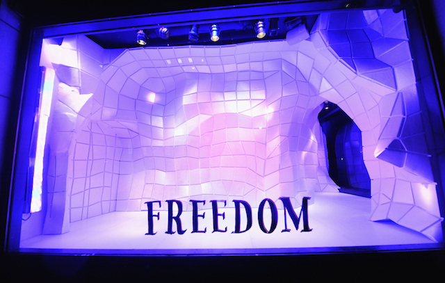 Баз Лурман открыл рождественские витрины Barneys в Нью-Йорке (фото 5)