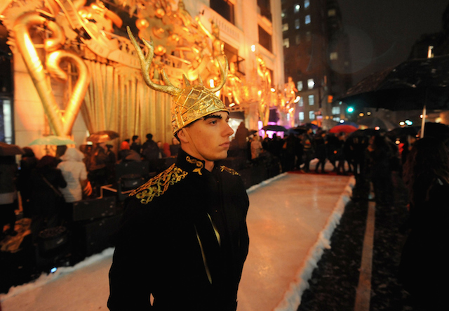 Баз Лурман открыл рождественские витрины Barneys в Нью-Йорке (фото 6)