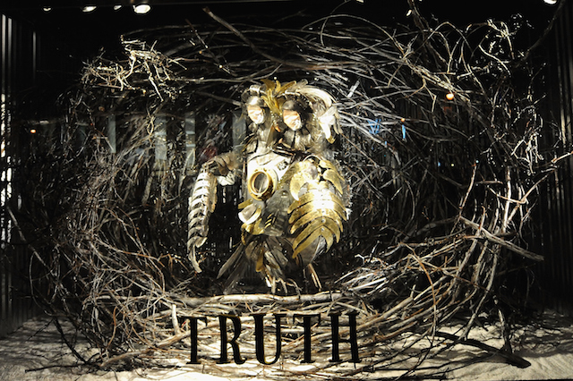 Баз Лурман открыл рождественские витрины Barneys в Нью-Йорке (фото 3)