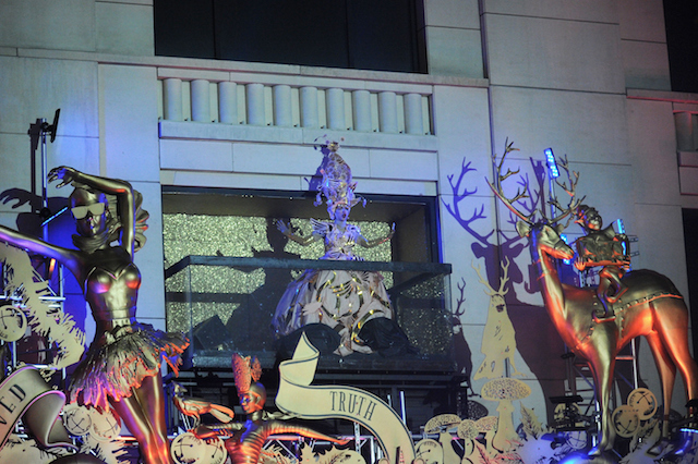 Баз Лурман открыл рождественские витрины Barneys в Нью-Йорке (фото 8)