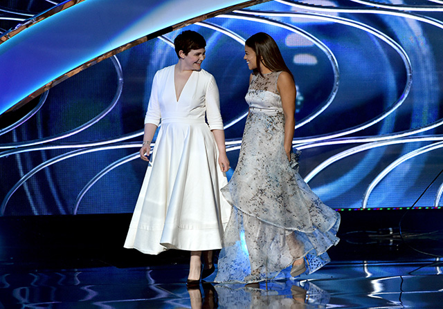 Джиннифер Гудвин и Джина Родригез Церемония вручения 41-й ежегодной премии People's Choice Awards (фото 9)