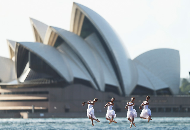 Австралийские балерины позируют перед началом "Лебединого озера" (фото 4)