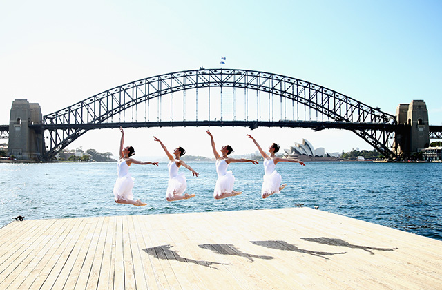 Австралийские балерины позируют перед началом "Лебединого озера" (фото 2)