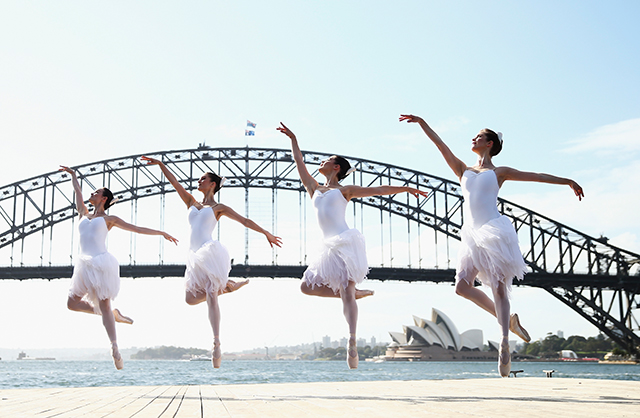 Австралийские балерины позируют перед началом "Лебединого озера" (фото 1)