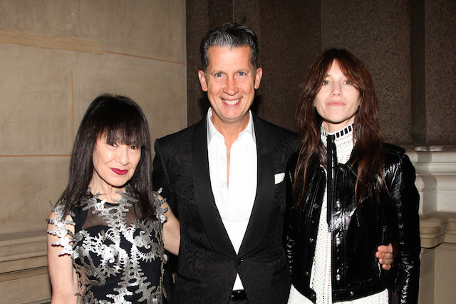 Розли Голдберг, Стефано Тонки, Шарлотта Генсбур В Нью-Йорке открылась выставка цветных скульптур Франческо Веццоли (фото 1)