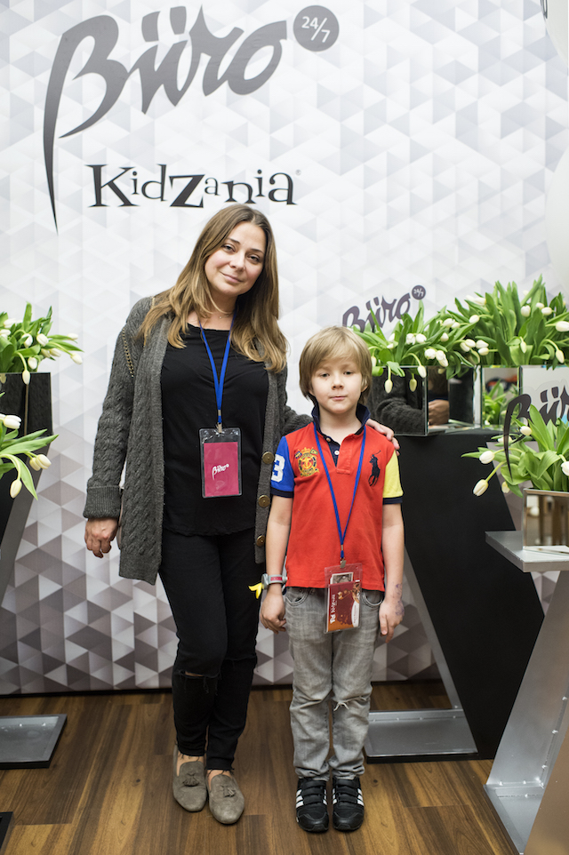Наталья Лучанинова с сыном Открытие мини-редакции Buro 24/7 в Кидзания (фото 23)