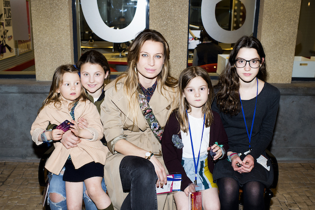Анастасия Рябцова с дочерьми Открытие мини-редакции Buro 24/7 в Кидзания (фото 13)