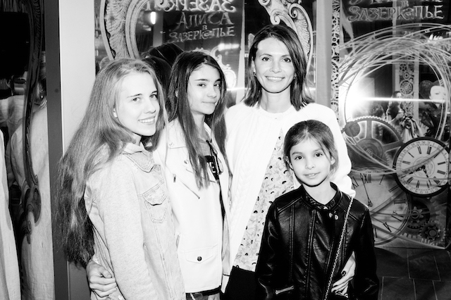 Анна Брострем с детьми Показ фильма Disney "Алиса в Зазеркалье" (фото 15)